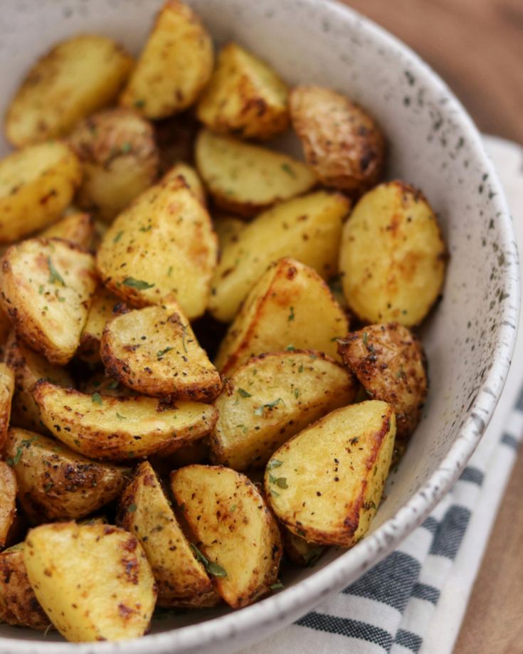 Crispy seasoned air fryer potato wedges